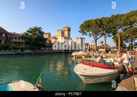 Sirmione, Italien, 27. Mai 2017: Scaliger Burg in der Altstadt von Sirmione am Gardasee vom touristischen Hafen gesehen Stockfoto