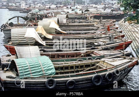 Unzählige Sampans, die Waren und andere Ladung von Stadt Ufer an Seeschiffe verschoben wurden im Jahr 1972 drängen die Kais entlang des Singapore River in Singapur, einem kleinen Inselstaat in Südostasien fotografiert. 1983 Diese kleinen flachen Holzboote wurden aus den Singapore River als Teil einer Kampagne, um das Wasser zu reinigen verboten. Heutzutage sind die wenigen verbliebenen Schiffe sind meist für Angeln und Sightseeing Fahrten verwendet und können entlang der Küstengebiete von Festland Singapur gefunden werden und die umliegenden Inseln. Historisches Foto. Stockfoto