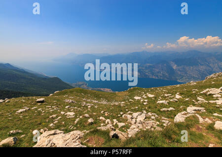 Panoramablick auf den Gardasee Landschaft vom Gipfel des Monte Baldo. Stockfoto
