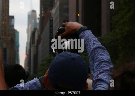 NEW YORK, NY - 11. Juli: Profi- und Amateurfotografen warten die besten Aufnahmen von manhattanhenge auf Tudor Stadt Überführung, Manhattan zu erfassen Stockfoto