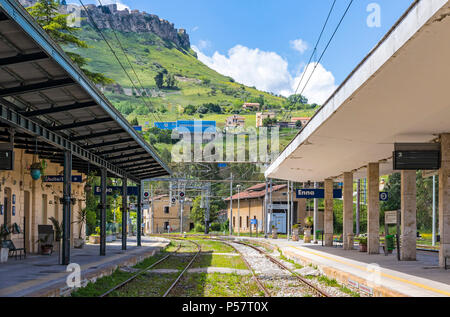 ENNA, ITALIEN - 9. Mai 2018: Enna Bahnhof (Stazione di Trino), einen kleinen Bahnhof in 5 km entfernt gut unterhalb der Altstadt von Enna auf Sizilien. S Stockfoto