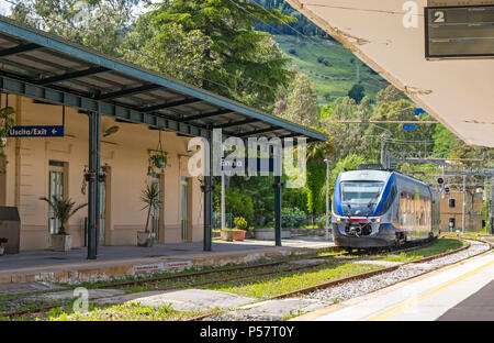 ENNA, ITALIEN - 9. Mai 2018: Zug kommt um Enna Bahnhof (Stazione di Trino), einen kleinen Bahnhof in 5 km Entfernung gut unterhalb der Enna ol gelegen Stockfoto