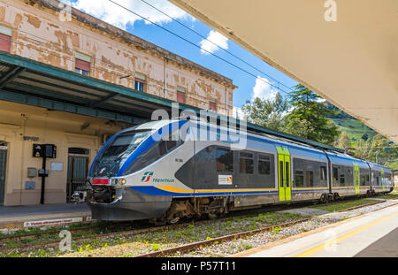 ENNA, ITALIEN - 9. Mai 2018: Zug kommt um Enna Bahnhof (Stazione di Trino), einen kleinen Bahnhof in 5 km Entfernung gut unterhalb der Enna ol gelegen Stockfoto