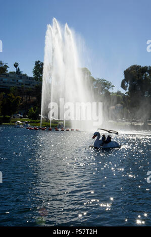 Swan Tretboote im Echo Park in Los Angeles, CA Stockfoto