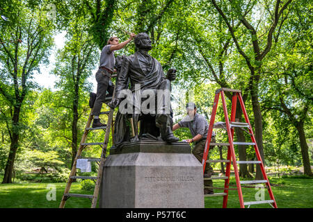NEW YORK, USA. Central Park Conservancy Mitarbeiter sauber eine Statue des amerikanischen Dichters Fitz-Green Halleck im New Yorker Central Park. Foto von Enrique Sh Stockfoto