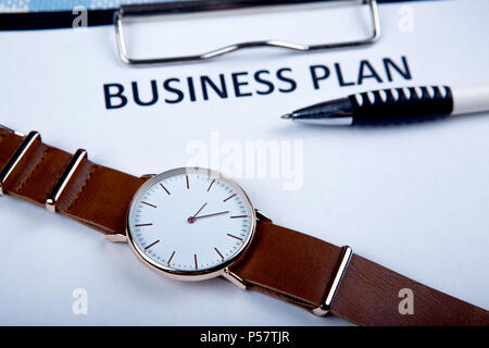 Armbanduhr an einem Businessplan Dokumente schließen Stockfoto