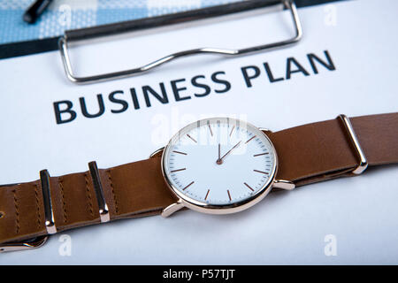 Armbanduhr an einem Businessplan Dokumente schließen Stockfoto