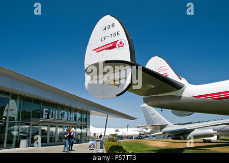 Eingang zum Museum der Flug und der Schwanz einer 1954 Lockheed Constellation airliner, bei Boeing, Tukwila, Washington, südlich von Seattle. Stockfoto