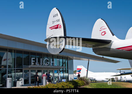 Eingang zum Museum der Flug und der Schwanz einer 1954 Lockheed Constellation airliner, bei Boeing, Tukwila, Washington, südlich von Seattle. Stockfoto