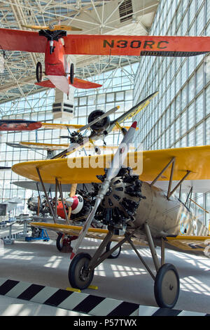 Ein 1928 Boeing Modell 100 Kampfflugzeug und ein 1929 Aeronca C-2 am Museum der Flug in Tukwila, Washington (oben), südlich von Seattle. Stockfoto