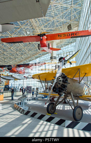 Ein 1928 Boeing Modell 100 Kampfflugzeug und ein 1929 Aeronca C-2 am Museum der Flug in Tukwila, Washington (oben), südlich von Seattle. Stockfoto