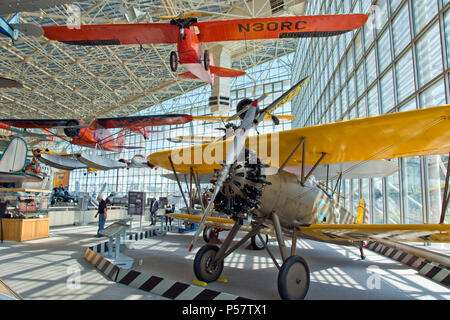 Ein 1928 Boeing Modell 100 Kampfflugzeug und ein 1929 Aeronca C-2 am Museum der Flug in Tukwila, Washington (oben), südlich von Seattle. Stockfoto