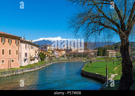 Rieti (Italien) - Der Sabina Stadt, in der Region Latium, unter Mount Terminillo und kreuzte durch den Fluss Velino. Stockfoto