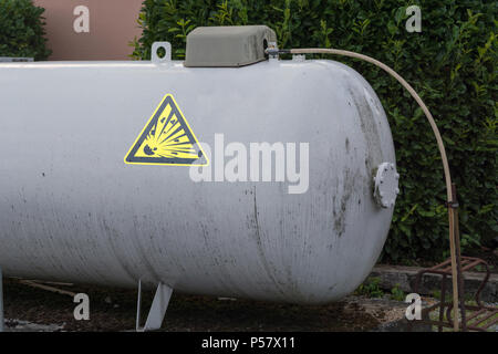 Große Propan Gas Tank oder Treibgastank in einem Garten. Stockfoto