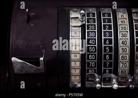 Zahlen auf mechanischen Registrierkasse counter Maschine Stockfoto