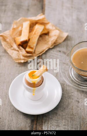 Das Eigelb fließt von gekochtes Ei auf toast Stockfoto