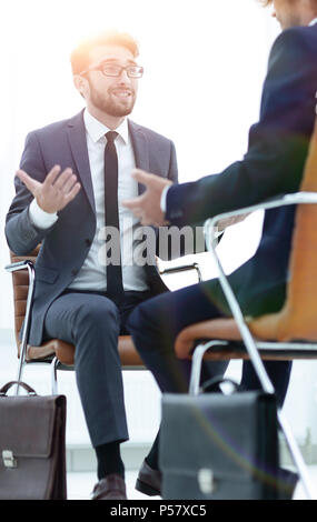 Zwei Geschäftsleute mit Aktentaschen in der Nähe von sich selbst Stockfoto