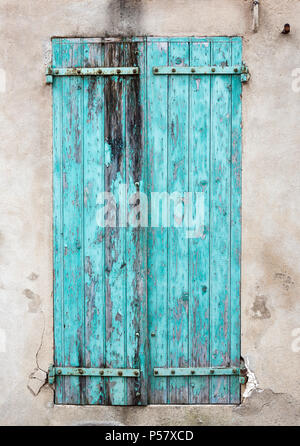 Alte Holz- Blau Grün peeling Fensterläden in der französischen Provence Haus Stockfoto