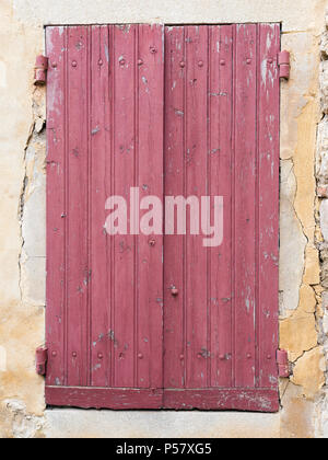 Alte hölzerne Rot Braun peeling Fensterläden in der französischen Provence Haus Stockfoto