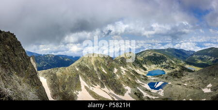 Herrlicher Panoramablick von Spur zu Mussala Gipfel über Rila Seen und herrlichen Hochland Stockfoto