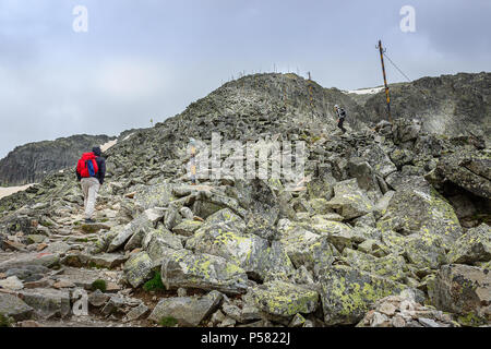 Bergwanderer klettern bis die endgültige, felsigen Riff vor mussala Gipfel über Rila Gebirge in Bulgarien Stockfoto