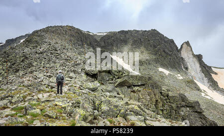 Wanderer auf einer abschließenden, felsigen Aufstieg vor mussala Gipfel über Rila Gebirge in Bulgarien suchen Stockfoto