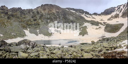 Panorama der fremden Landschaft auf Rila-gebirge und gefrorenen See an der Basis der Mussala Gipfel Stockfoto