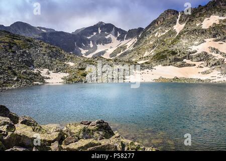 Der mussala Gipfel über Rila Berg über schöne, blaue See und Vordergrund Felsen Stockfoto