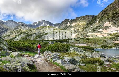 Menschen wandern in Richtung Schnee Mussala Gipfel über Rila Berg neben dem schönen See Stockfoto