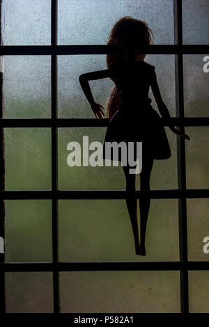 Silhouette einer Puppe im Fenster Stockfoto