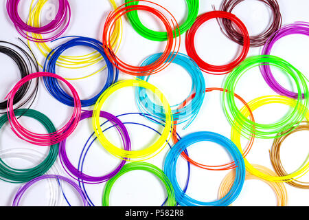 Bunte 3d-pen Filamente auf weißem Hintergrund, Ansicht von oben Stockfoto