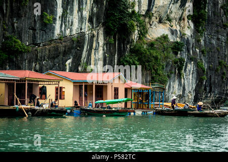 Schwimmende Häuser und hölzerne Ruderboote, Vung Vieng Fischerdorf, Ha Long Bay, Bai Tu Long Sektor, in der Nähe von Ha Long, Vietnam Stockfoto