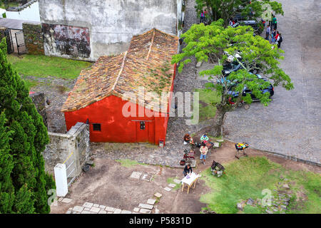 Steinhäuser und kleinen Markt in Colonia del Sacramento, Uruguay. Es ist eine der ältesten Städte in Uruguay Stockfoto