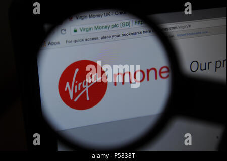 Die Virgin Money Website durch ein Vergrößerungsglas gesehen Stockfoto