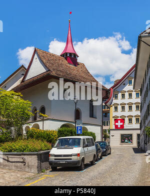 Schwyz, Schweiz - 23. Juni 2018: Blick entlang einer Straße im historischen Teil der Stadt Schwyz. Die Stadt Schwyz ist die Hauptstadt des Schweizer ca Stockfoto