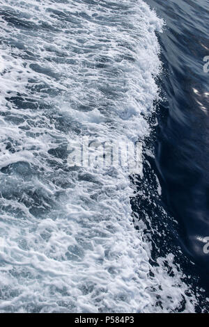 Kleine Wellen und Schaum des Meeres Stockfoto