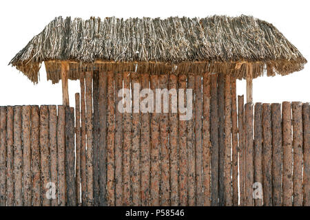Runde Holz Holz- log Zaun auf Weiß isoliert. Heu Dach oder Markise über Tor Stockfoto