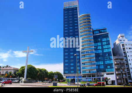 Tres Cruces Bezirk von Montevideo mit Torre del Congreso, Uruguay. Montevideo ist die Hauptstadt und größte Stadt von Uruguay. Stockfoto