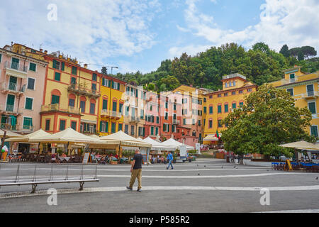 Mai 2018 Lerici - Ligurien - Italien: Touristen zu Fuß durch den zentralen Platz (piazza Mottino) Stockfoto