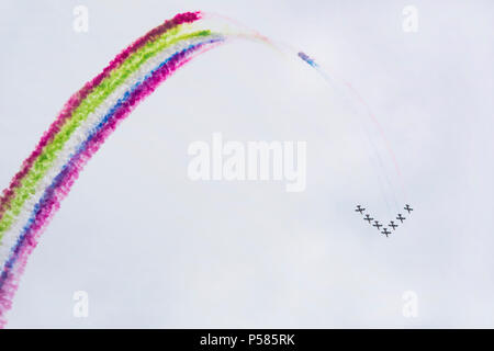 Flugzeuge auf Airshow mit bunten bunte Spuren von Rauch vor blauem Himmel. Flugzeuge, Flying Display und aerobatic Show Stockfoto