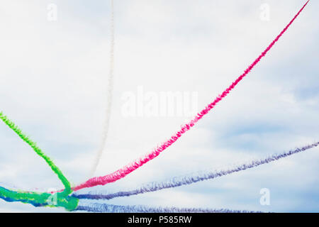 Helle cognac Rauch Spuren von Flugzeugen auf aerobatic Show, Flying Display und Kunstflug Stockfoto