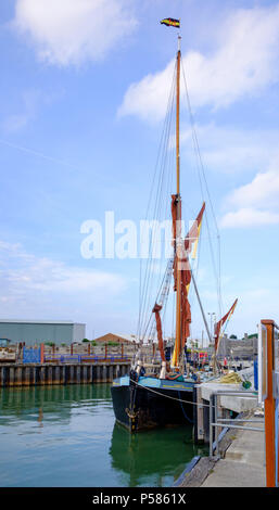 Die Colchester registriert Thames Sailing Barge Greta in Whitstable Hafen. Stockfoto