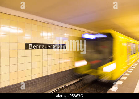 Berlin, Deutschland - 20 Dezember, 2017: "Bernauer Straße" U-Bahn Haltestelle in Berlin. "Haltebereich Kurzzug", heißt 'short Zug' Stockfoto