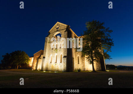 Siena, Italien - 21. August: Die San Galgano dachlosen Zisterzienserabtei in Chiusdino, Toskana, bei Sonnenuntergang im Sommer Stockfoto