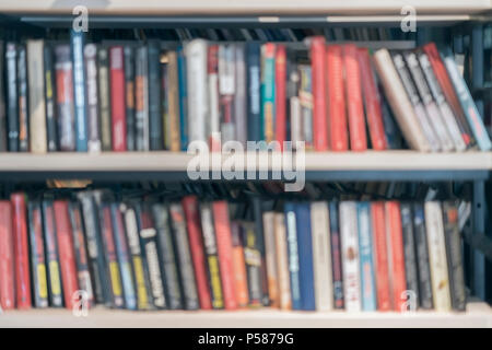 Abstrakte verschwommen Bücherregale Bücherregale mit Büchern in der Bibliothek, Buchhandel, zu Hause, vintage Hintergrund. Konzept des Lernens, Schule, Ausbildung Stockfoto