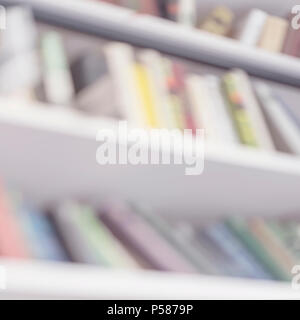 Abstrakte verschwommen Bücherregale mit Büchern in öffentlichen Bibliotheken, Buchhandel, zu Hause, Ansicht von unten, modernen hellen Platz Hintergrund. Konzept des Lernens, Schule, Ausbildung Stockfoto