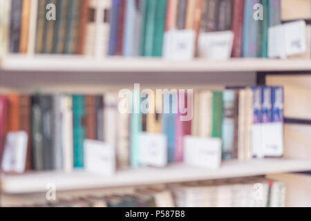 Unscharfe zwei Bücherregale, Lesezeichen in der öffentlichen Bibliothek, Buchhandel, zu Hause, Dark vintage Hintergrund. Konzept des Lernens, Schule, zurück zur Schule, Bildung Stockfoto