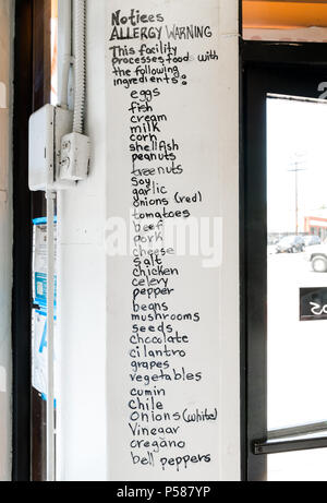 Handschriftliche Allergie Achtung: die Liste der Zutaten auf Restaurant genutzt. Stockfoto