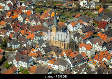 Bezirk Mengerinhausen in Bad Arolsen, mit St. George's Kirche ist typisch für die späten Mittelalter gotische Hallenkirche, Waldeck-Frankenberg distric Stockfoto