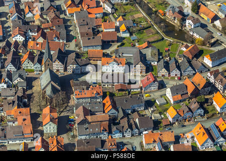 Bezirk Mengerinhausen in Bad Arolsen, mit St. George's Kirche ist typisch für die späten Mittelalter gotische Hallenkirche, Waldeck-Frankenberg distric Stockfoto